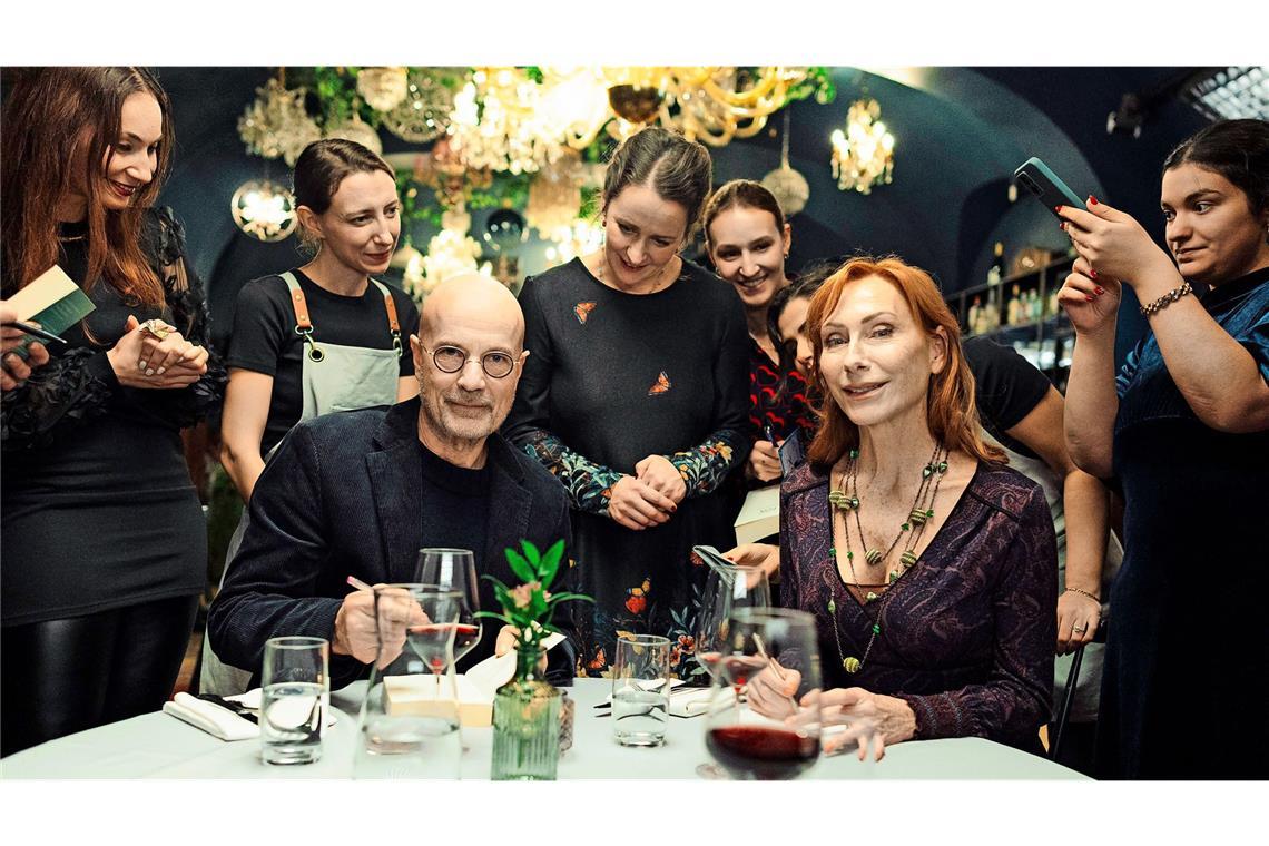 Beim Dinner umringt von Fans: Gregor (Christian Berkel, l.) und Elke (Andrea Sawatzki) sind  beide „Vanessa Fox“.

Foto: ARD Degeto Film/Ben Knabe
