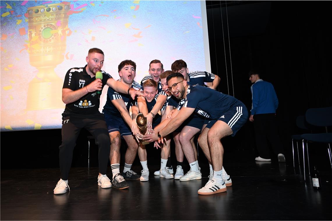 Beim „Duell um die Welt“ erhielt das Gewinnerteam einen Siegerpokal. Fotos: Elisabeth Klaper