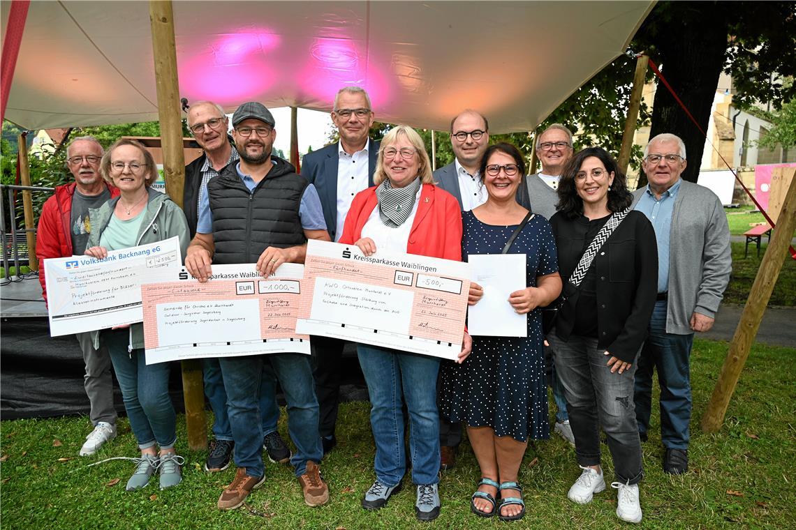 „Ohne Ehrenamt wäre vieles nicht möglich“ Beim Ehrenamtsabend haben engagierte Gruppen und Initiativen Projektförderungen der Bürgerstiftung erhalten – die Aufnahme zeigt Ehrenamtliche und Mitglieder der Bürgerstiftung (von links): Jürgen Illing, Gabriele Herrmann, Erich Trefz, David Pfeuti, Dierk Mühlbacher, Sonja Allinger-Helbig, Bürgermeister Armin Mößner, Patricia Wirth, Wolf Dieter Sträb, Beatrice Schätzle und Klaus Lang. Fotos: Elisabeth Klaper
