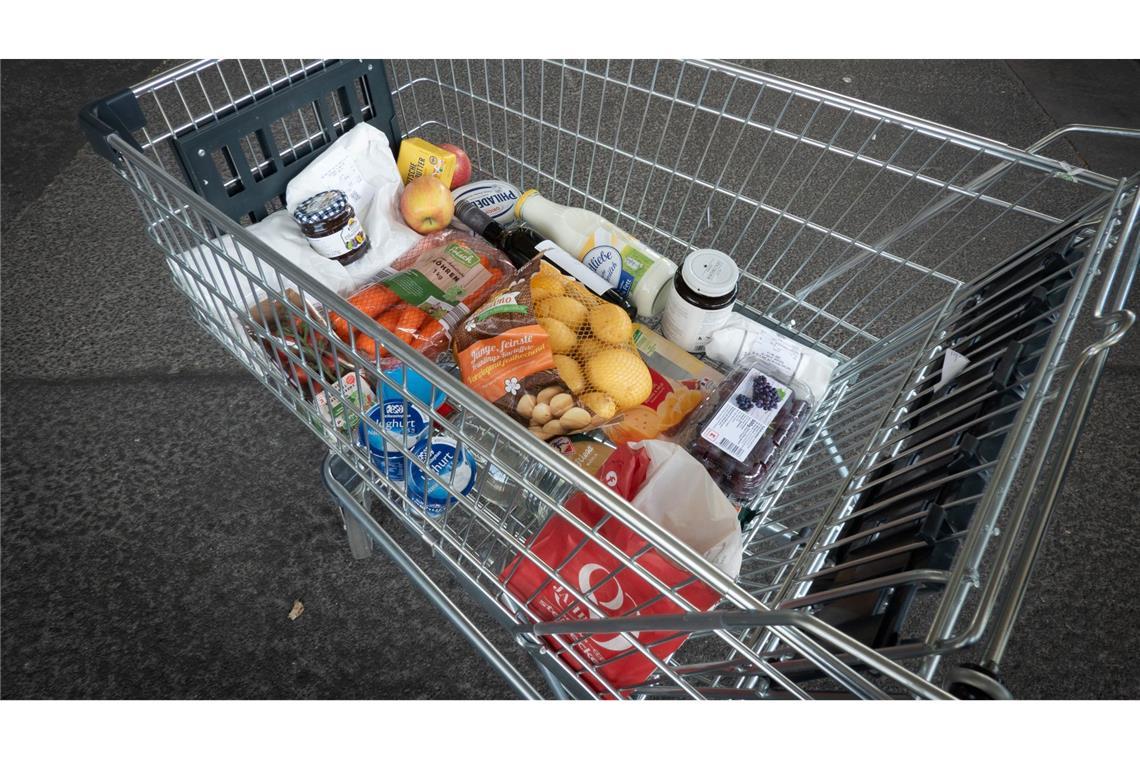 Verbraucherpreise steigen auch im Juli um 2,0 Prozent Beim Einkaufen merken Verbraucherinnen und Verbraucher die Teuerung. (Symbolbild)