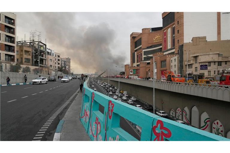 Beim Eintreffen der Einsatzkräfte stand die Halle fast vollständig in Flammen, dichter Rauch stieg in den Himmel.