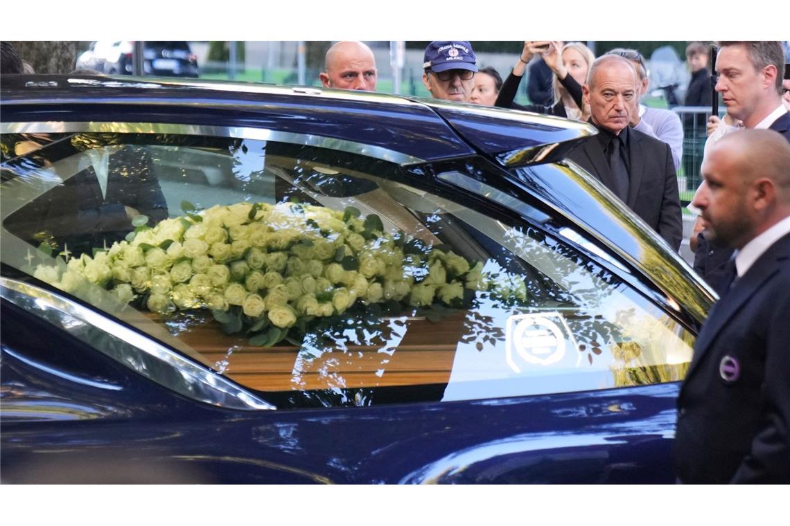 Beim Eintreffen des Sarges gab es Applaus.