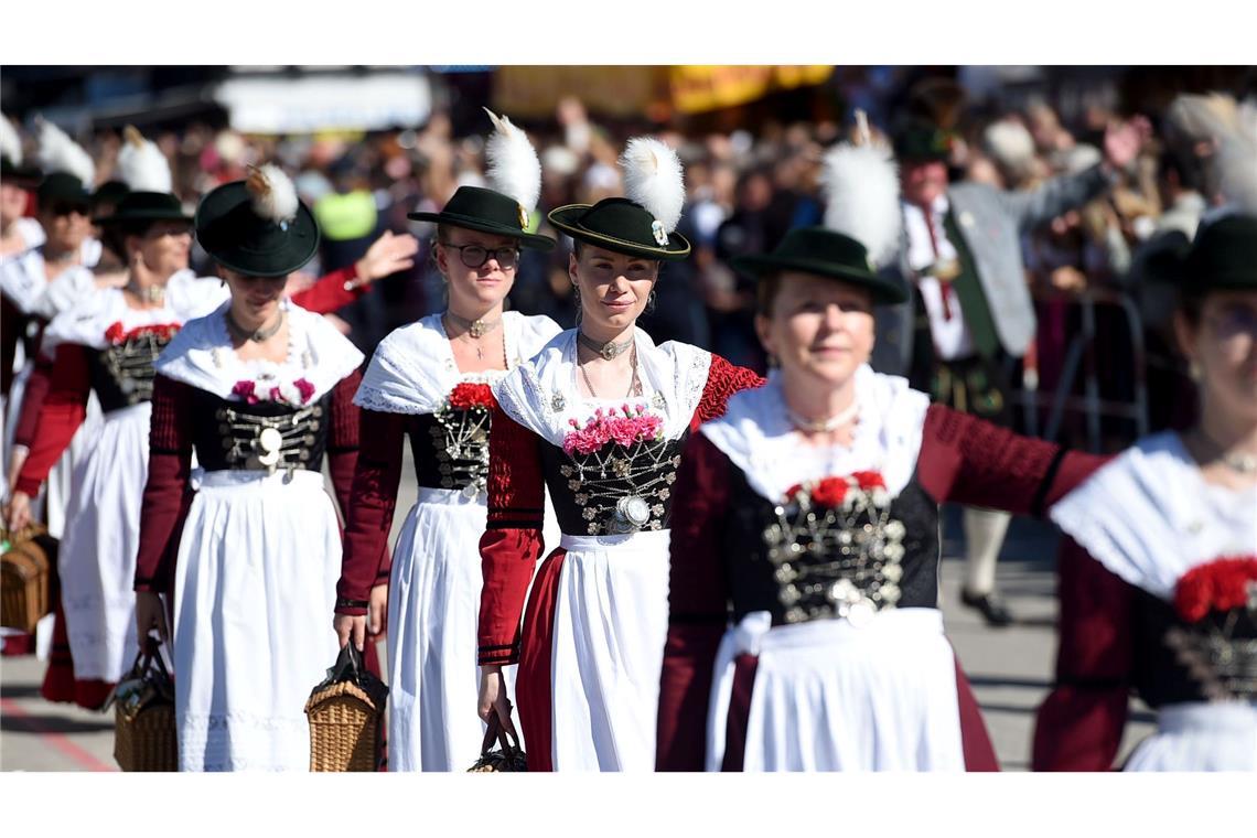 "Too hot to Hendl" - Wiesn startet mit Hitzerekord Beim Einzug der Wiesnwirte waren auch viele Trachtengruppen dabei.