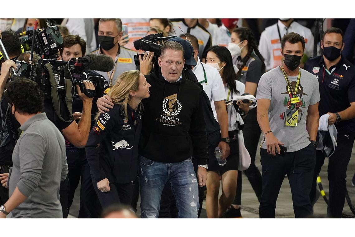 Beim ersten Titel von Max Verstappen zählte Vater Jos zu den ersten Gratulanten.