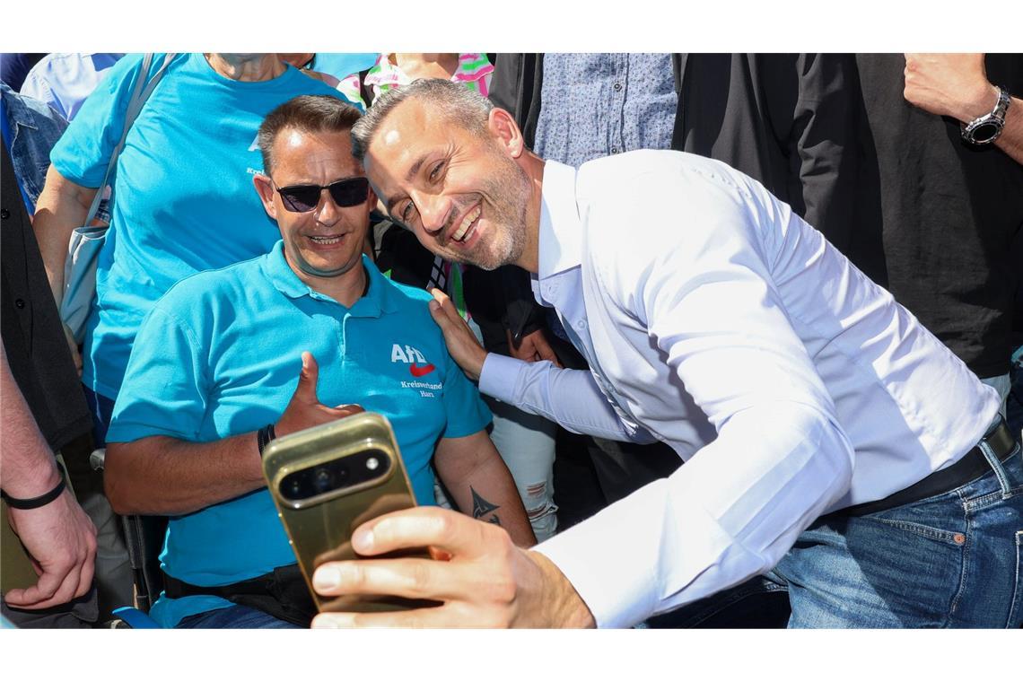 Beim Familienfest wird AfD-Spitzenkandidat Ulrich Siegmund empfangen wie ein Popstar und erfüllt stundenlang Autogramm- und Selfiewünsche.
