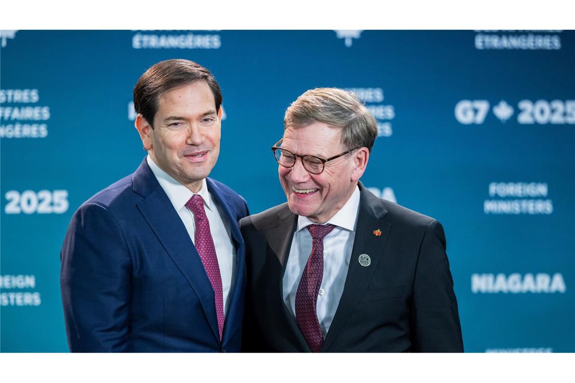 Beim Familienfoto des Außenministertreffens der G7-Runde wirtschaftsstarker Demokratien zeigen sich Außenminister Johann Wadephul (r., CDU) und sein US-Kollege Marco Rubio gut gelaunt.