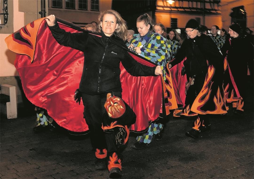 Wenn der Hotz Trauer trägt Beim Fasnetsverbrennen auf dem Murrhardter Marktplatz darf aber noch mal gefeiert und getanzt werden, wie Claudia Gabriel (vorne) zeigt.