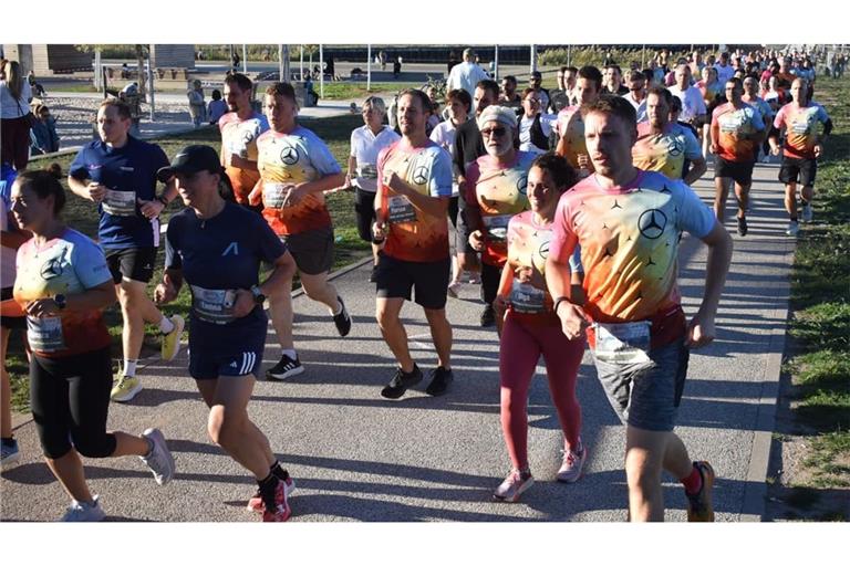 Beim Flugfeld Firmenlauf in Böblingen waren am zweiten Abend 1800 Läufer am Start.
