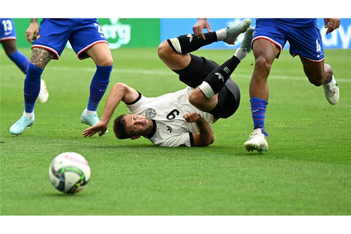 Bilder des Tages Beim Fußballspiel um Platz drei in der Nations League gegen Frankreich in der Stuttgart Arena schaut Deutschlands Niclas Füllkrug nur dem Ball nach. Die Deutschen verlieren das Spiel.