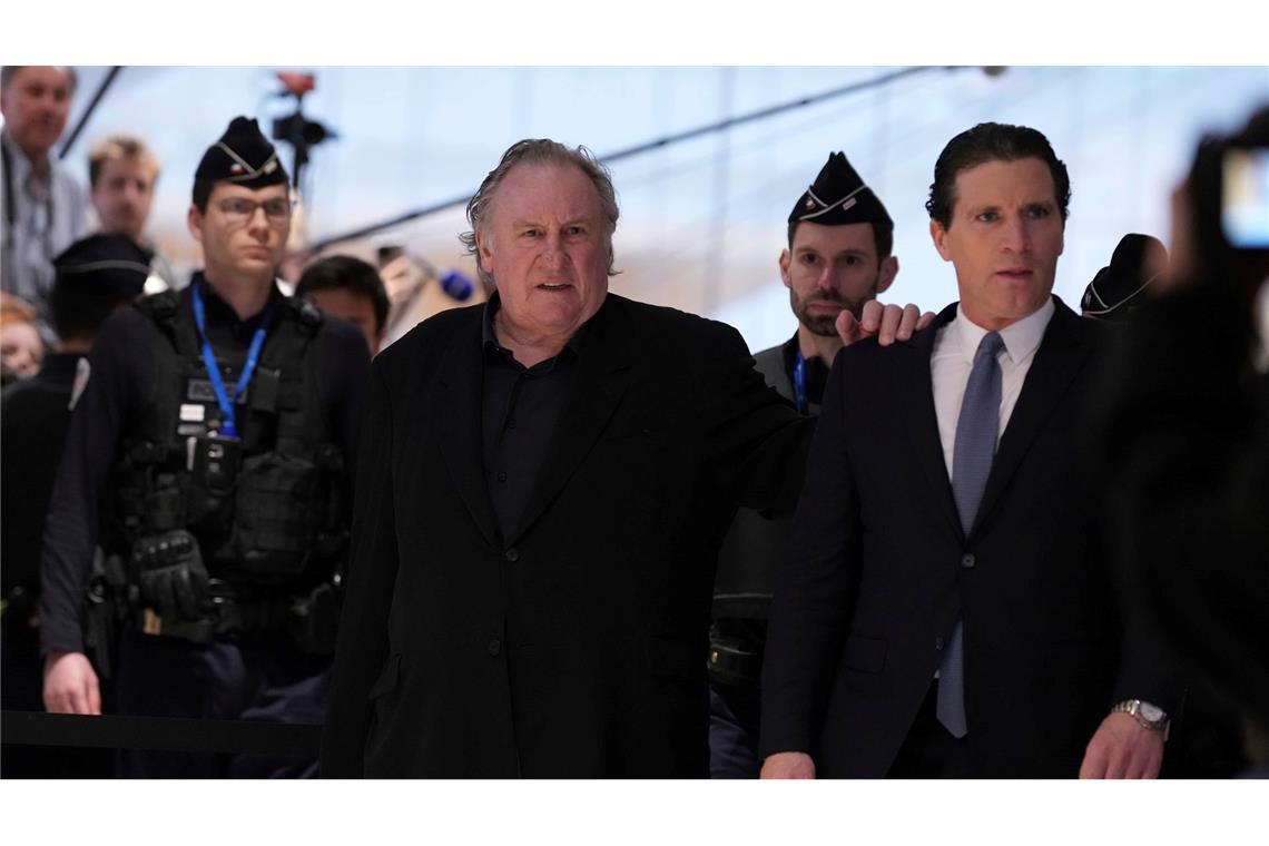 Belästigungs-Prozess gegen Filmstar Depardieu gestartet Beim Gang in den Gerichtssaal stützte Depardieu sich leicht auf seinen Anwalt.
