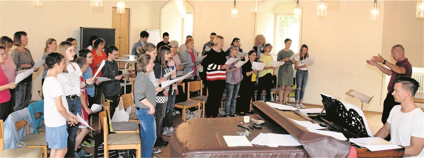 Beim Gospelworkshop mit Marco Rödiger (rechts vorne) und Gottfried Mayer (rechts hinten) sind Teilnehmer ganz unterschiedlichen Alters mit von der Partie. Fotos: E. Klaper/privat