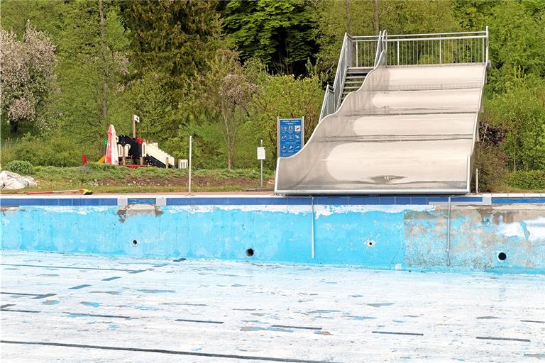 Beim großen Becken gibt es noch einiges zu tun. Es muss gestrahlt, von Farbresten befreit und teils ausgebessert werden. Foto: J. Fiedler