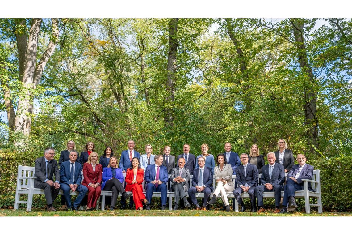 Bundesregierung will schlechte Laune vertreiben Beim Gruppenfoto fehlen zwei Teilnehmer.