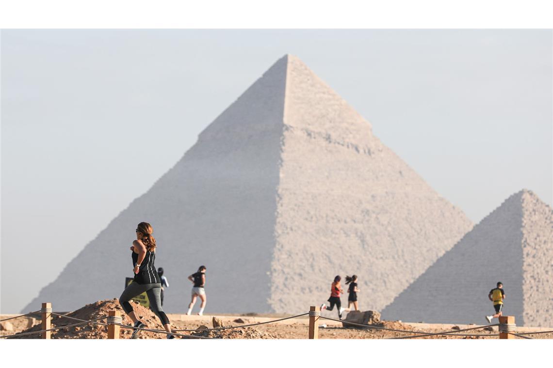 Beim Halbmarathon in Gizeh geht es vorbei an den Pyramiden.