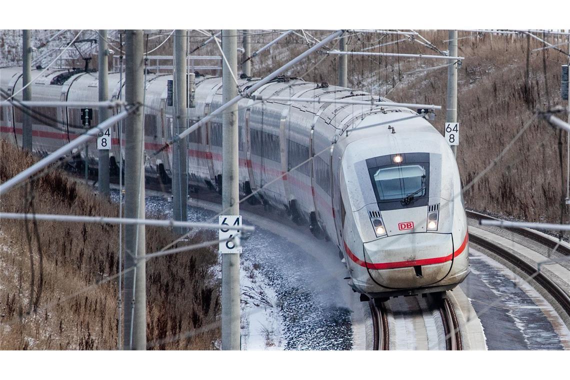 Beim Halt des Zuges in Ulm spuckte der Mann offenbar grundlos zwei Mitreisende an (Archivbild).
