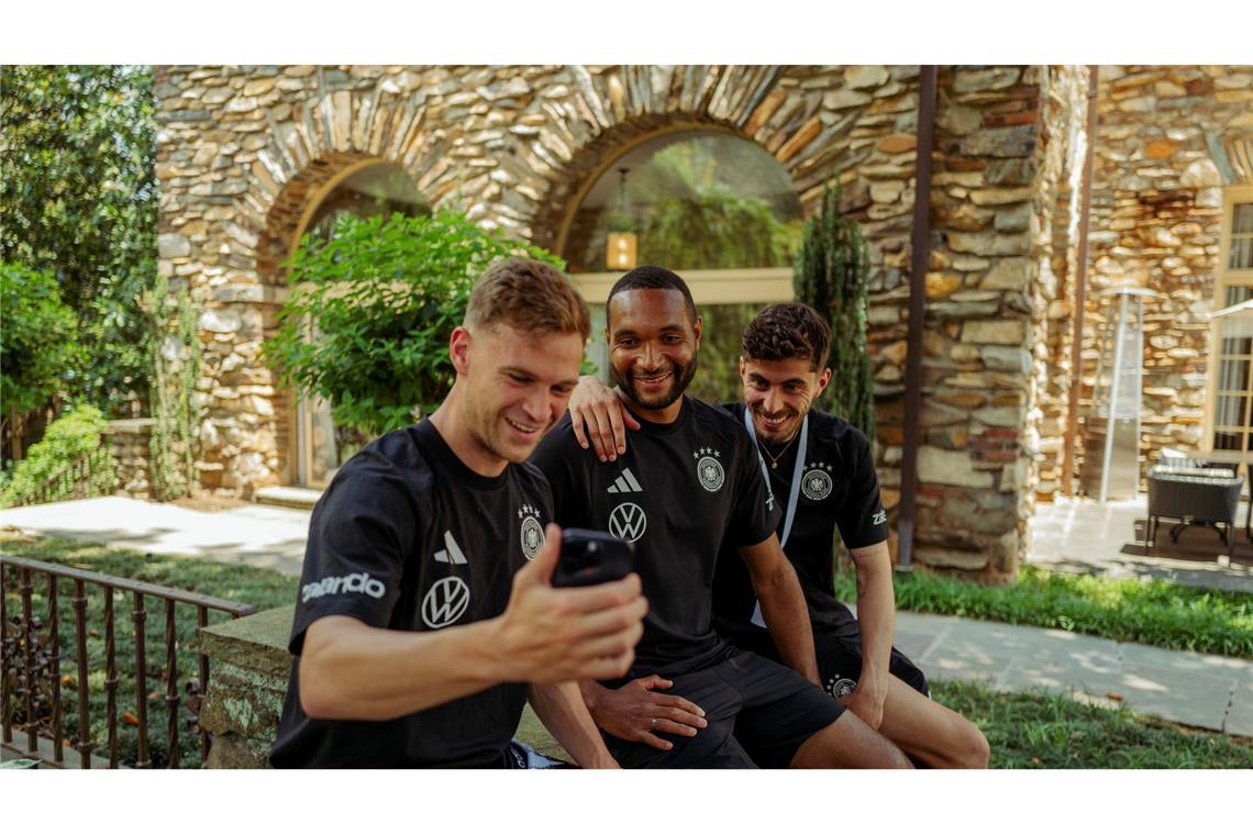Beim Handy-Talk mit dem Kanzler wird der Stellenwert Tahs im DFB-Team deutlich. (Archivbild)