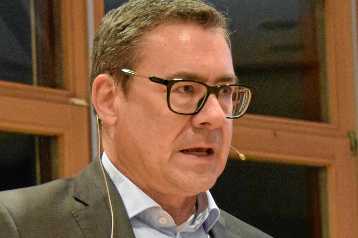 Stent öffnet verstopfte Blutgefäße „Beim Herzinfarkt ist ein sofortiger Kathetereingriff die beste Therapie.“Alexander Bauer, Chefarzt im Diakonieklinikum Schwäbisch Hall