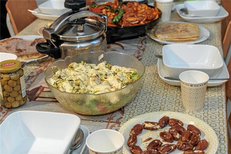 Beim Iftār versammelt sich die tunesische Familie aus Murrhardt am Tisch, manchmal kommen auch Freunde dazu. Den Datteln, hier auf dem Bild unten rechts, kommt beim Fastenbrechen eine besondere Rolle zu. Foto: Stefan Bossow