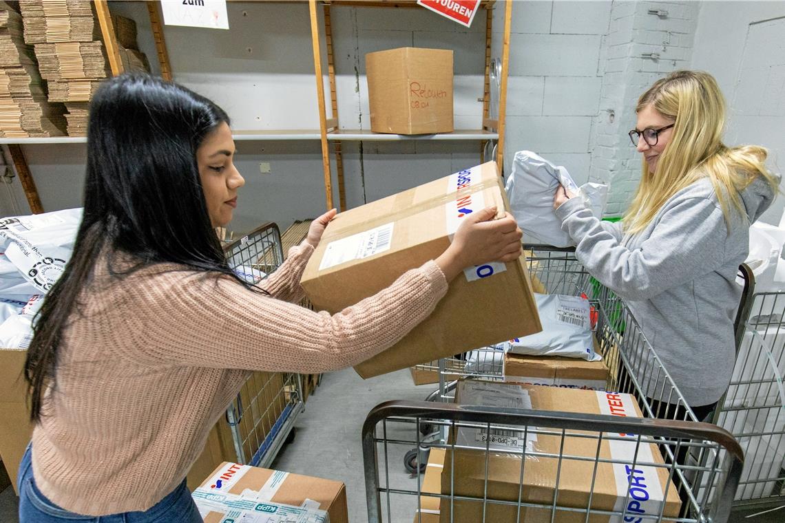 „Ein paar Tropfen auf den heißen Stein“ Beim Intersport Hettich in Backnang sind Sahar Safdar (links) und Vanessa Schoch damit beschäftigt, Pakete zusammenzustellen – für die Lieferung und seit gestern auch zur Abholung. Besonders Wintersportartikel sind gefragt. Foto: A. Becher