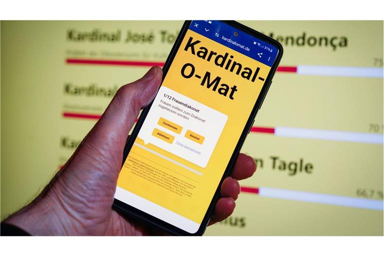 Beim „Kardinal-O-Maten“ kann man die Thesen der verschiedenen Kandidaten zu kirchlichen Fragen mit der eigenen Meinung vergleichen. Der große Unterschied zum „Wahl-O-Maten“: Selbst wählen darf man später nicht. Das ist den Männern im Konklave vorbehalten.