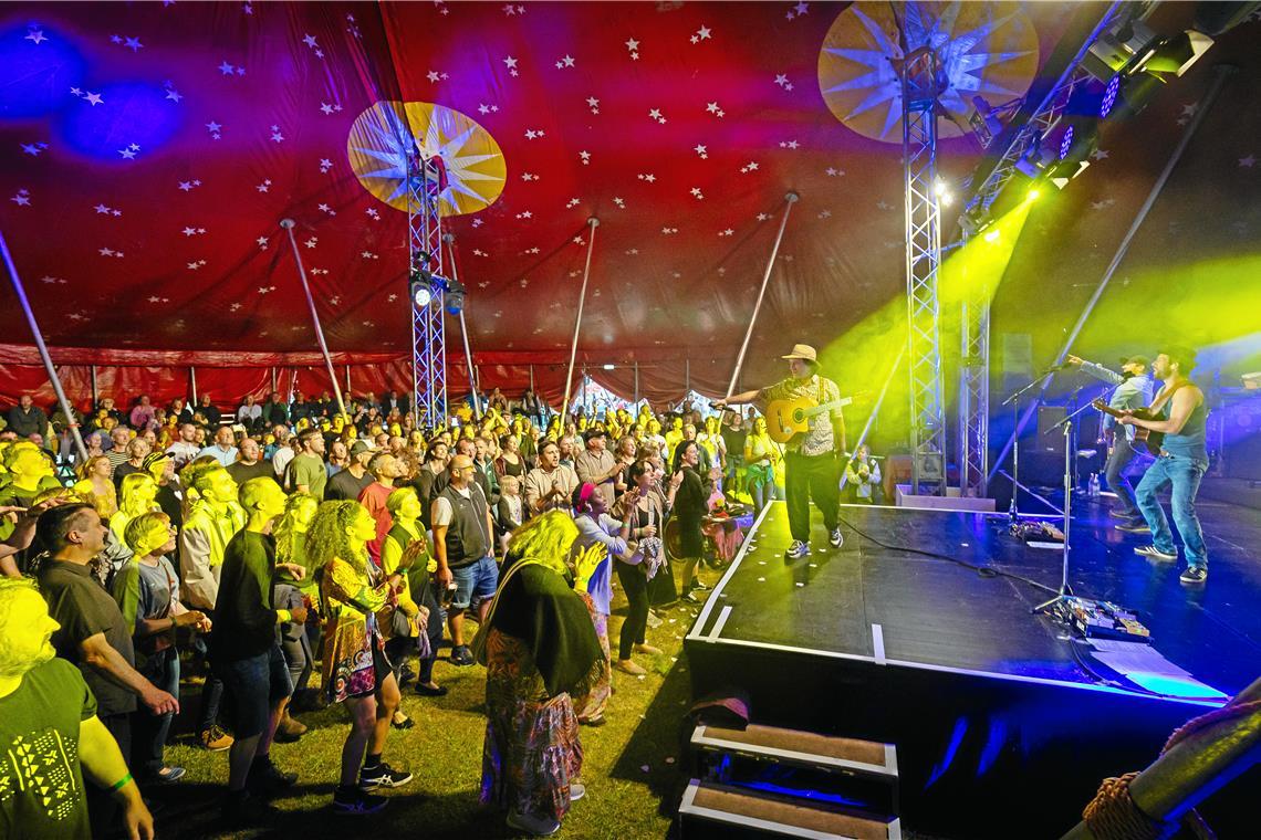 Zusammen mit Jamaram das Leben feiern Beim Konzert der Band Jamaran hält es die Besucherinnen und Besucher der Palastbühne nicht lange auf den Bänken. Fotos: Alexander Becher