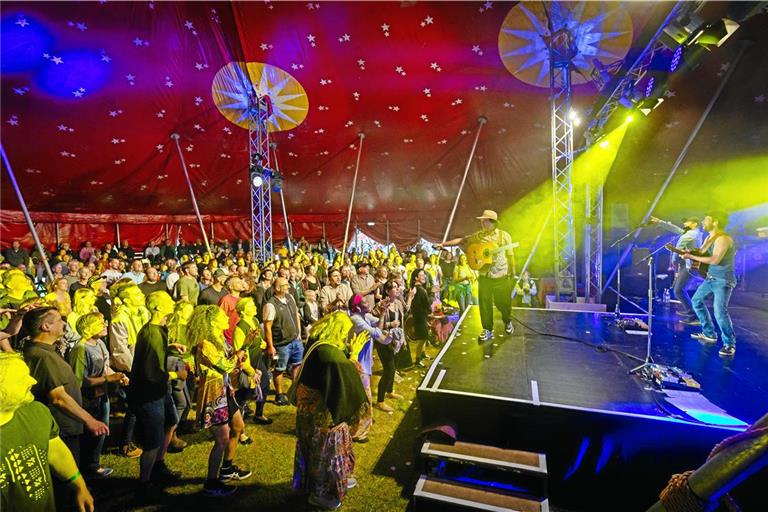 Beim Konzert der Band Jamaran hält es die Besucherinnen und Besucher der Palastbühne nicht lange auf den Bänken. Fotos: Alexander Becher