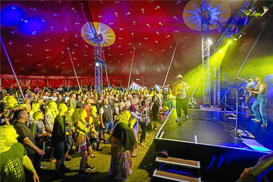 Beim Konzert der Band Jamaran im vergangenen Jahr hielt es die Besucherinnen und Besucher der Palastbühne im großen Zirkuszelt nicht lange auf den Bänken. Foto: Alexander Becher