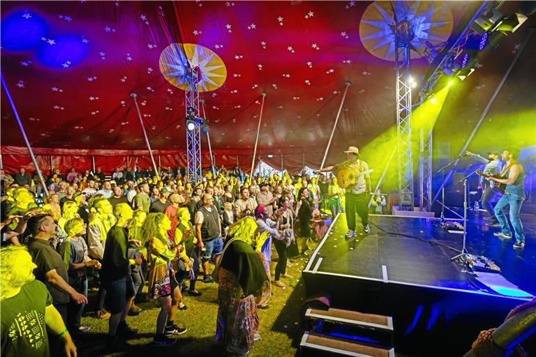 Beim Konzert der Band Jamaran im vergangenen Jahr hielt es die Besucherinnen und Besucher der Palastbühne im großen Zirkuszelt nicht lange auf den Bänken. Foto: Alexander Becher