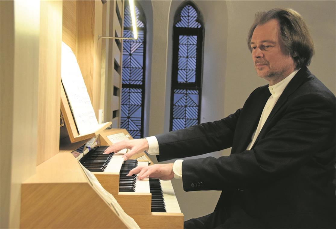 Beim Konzert spielt Helmut Deutsch voller Hingabe und Ausdruckskraft mit den vielfältigen Möglichkeiten der Orgel, um ihr verschiedenste Klangfarben und Effekte zu entlocken. Foto: E. Klaper