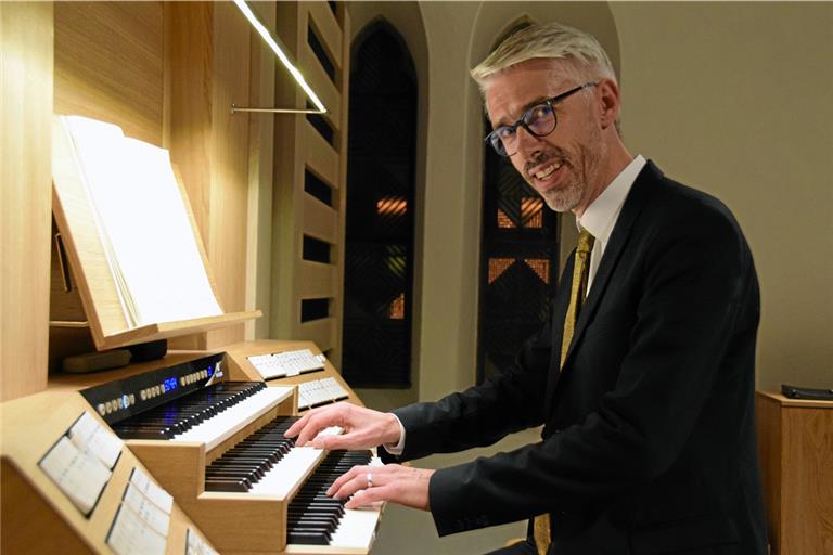 Beim Konzert wird auch Holger Gehrings feines Gespür für die passende Registrierung und den wirkungsvollen Einsatz von Klangeffekten deutlich. Sein Wissen gibt er am Vortag in einem Seminar für Organisten in Murrhardt weiter. Foto: E. Klaper