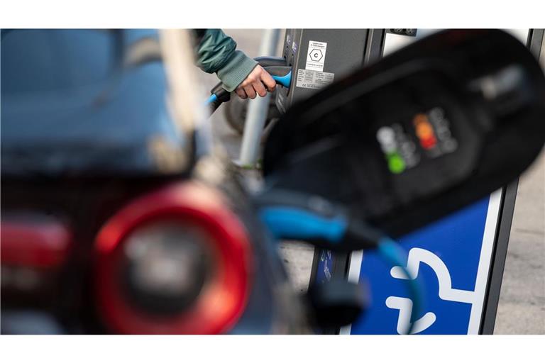 Beim Laden von E-Autos sind laut dem künftigen Chef  der E-Mobilitäts-Sparte, Martin Roemheld unterschiedliche Tarife nötig. (Symbolbild)