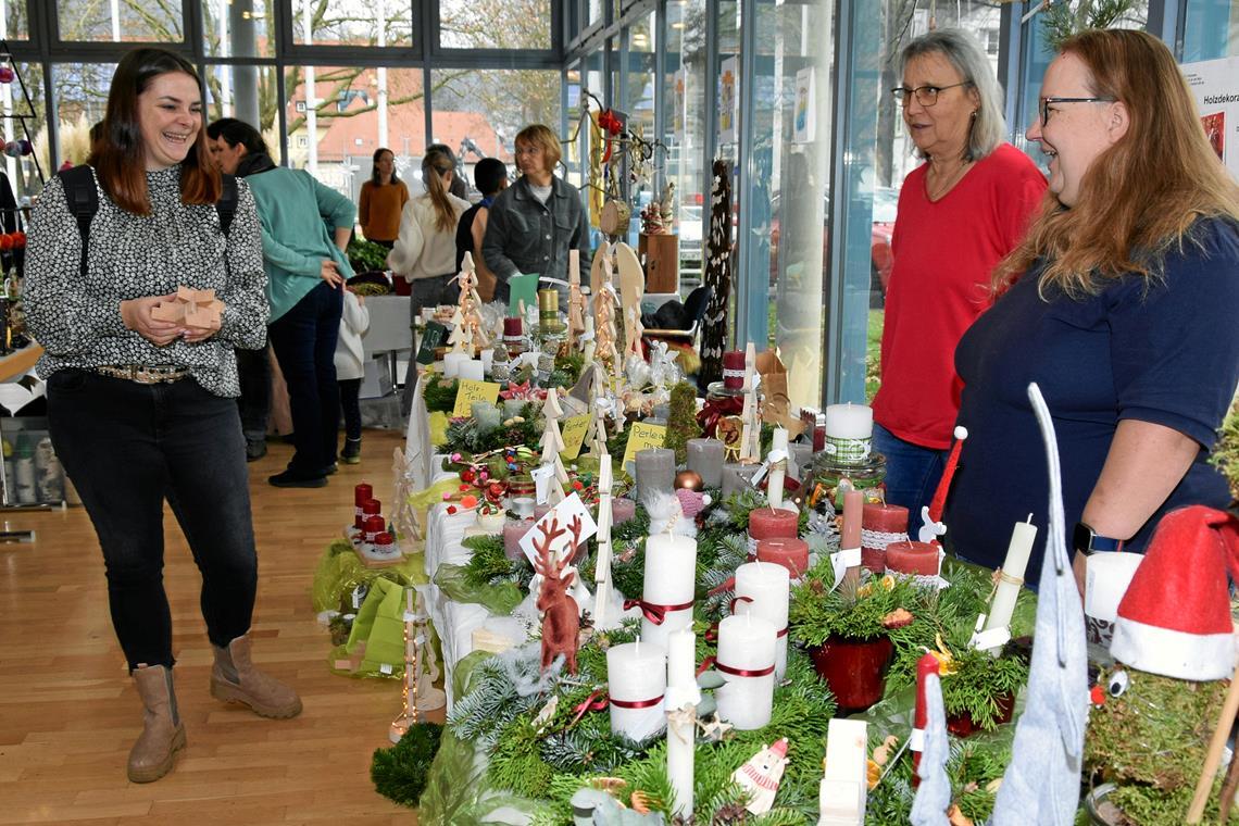 Beim Markt in der Festhalle gab es auch viele selbst gemachte Adventsdekorationen. Fotos: Elisabeth Klaper