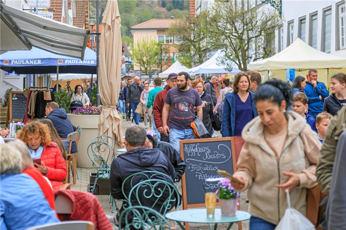 „Das Wetter passt, die Stadt ist voll“ Beim Murrhardter Frühling ist in der Altstadt und Fußgängerzone eine Menge los. Fotos: Stefan Bossow
