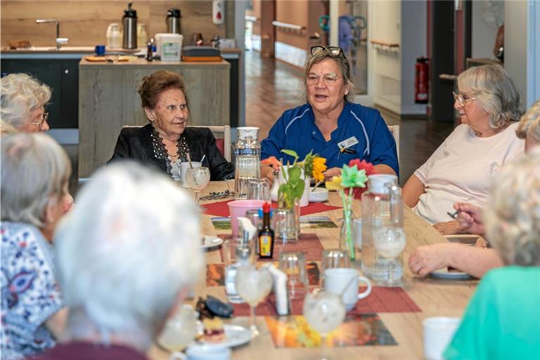 Beim Nachmittagsangebot mit Betreuungskraft Anette Erb (Mitte), dem Frauenstammtisch, geht es auch ums Thema Hitze. Fotos: Stefan Bossow