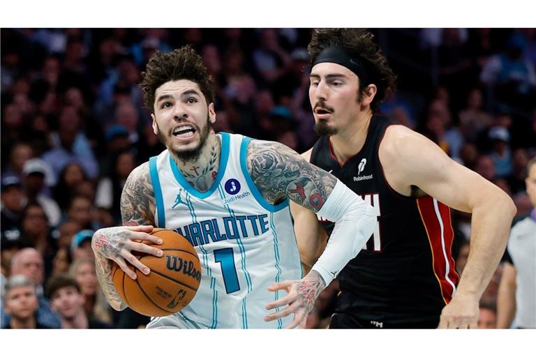 Beim NBA-Play-in-Spiel zwischen Charlotte Hornets - Miami Heat sorgte ein Bildaussetzer für Ärger.