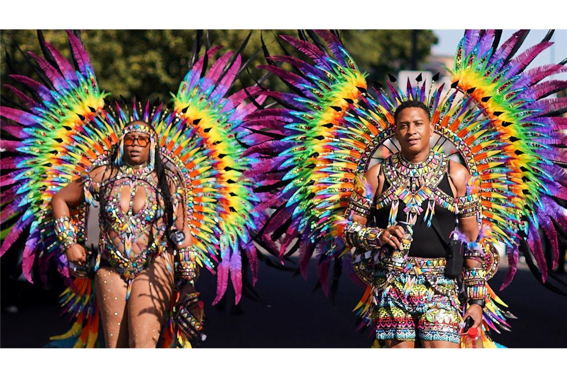 Millionen Menschen feiern Karneval in London Beim Notting Hill Carnival gibt es bunte Kostüme, viel nackte Haut und karibische Rhythmen.