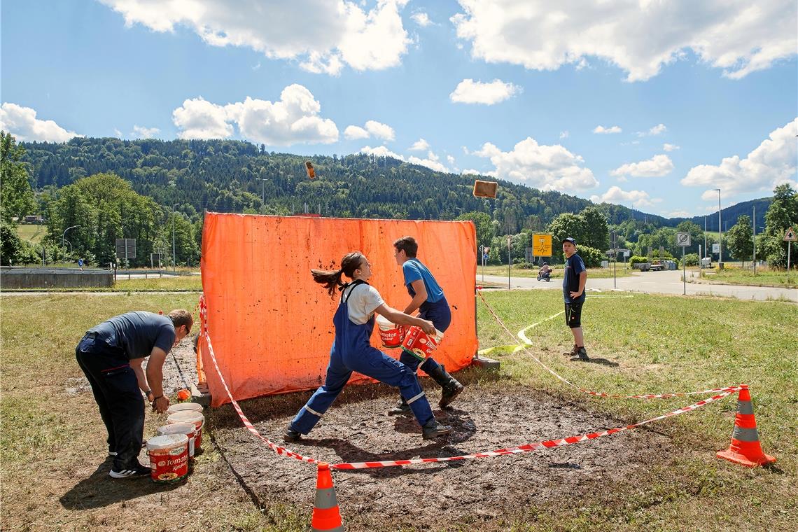 Beim Orietierungsfahrmarsch,   Station "Wasserversorgung"   Jugendfeuerwehrgrupp...