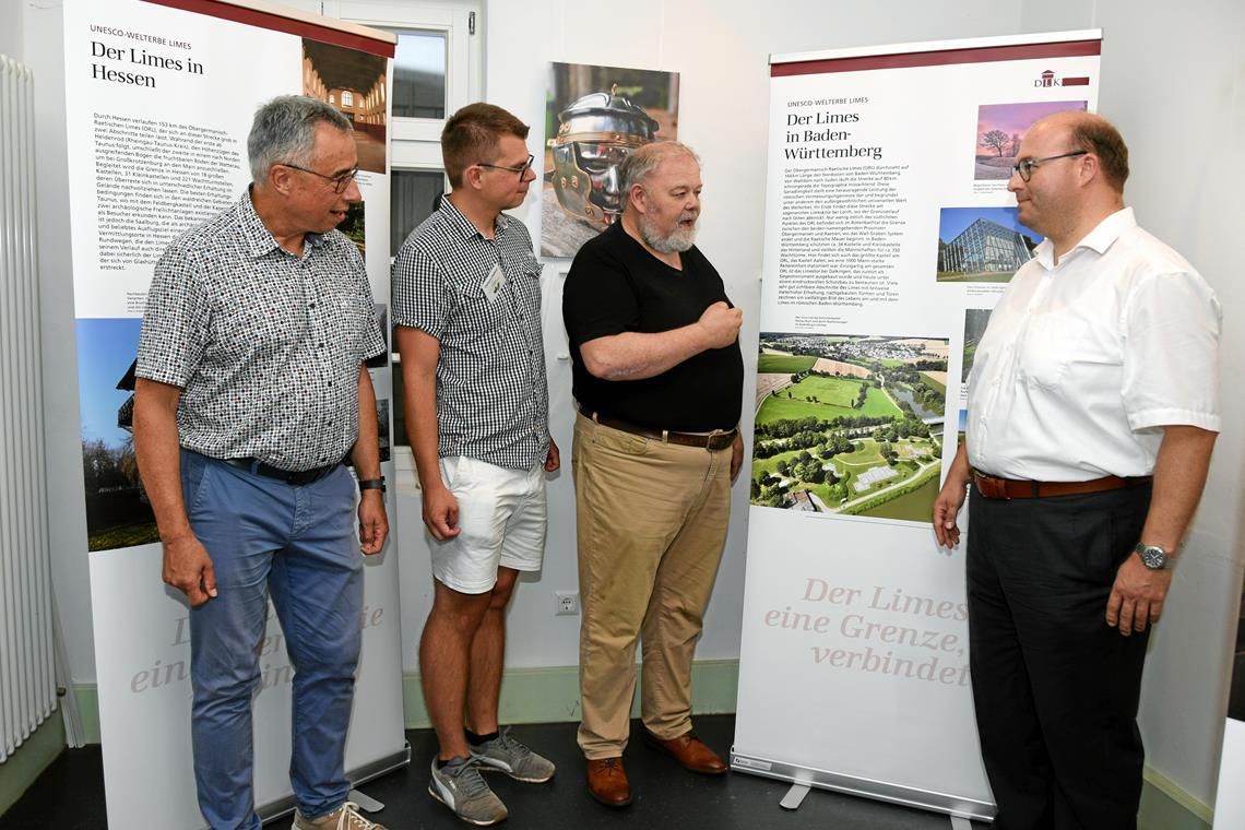 Beim Rundgang (von links): Naturparkgeschäftsführer Karl-Dieter Diemer, Naturparkmitarbeiter Clemens Pleißner, Christian Schweizer und Bürgermeister Armin Mößner. Foto: Elisabeth Klaper