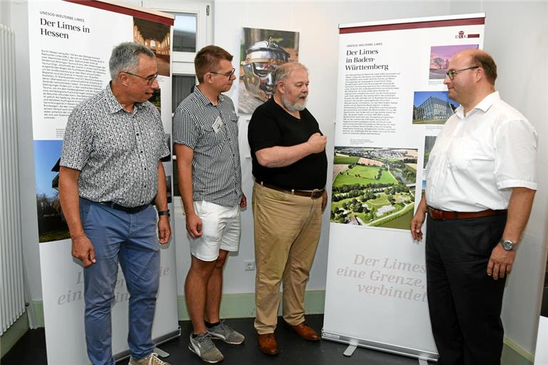 Beim Rundgang (von links): Naturparkgeschäftsführer Karl-Dieter Diemer, Naturparkmitarbeiter Clemens Pleißner, Christian Schweizer und Bürgermeister Armin Mößner. Foto: Elisabeth Klaper