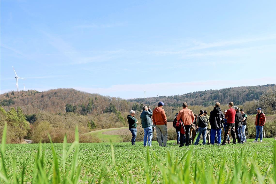 Beim Seminar wurde auf einem Acker eine spezielle Messung durchgeführt, um zu zeigen, wie die Vitalität der Pflanzen überprüft werden kann. Foto: Naturpark