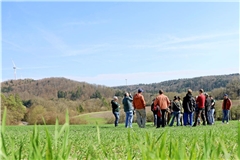 Beim Seminar wurde auf einem Acker eine spezielle Messung durchgeführt, um zu zeigen, wie die Vitalität der Pflanzen überprüft werden kann. Foto: Naturpark