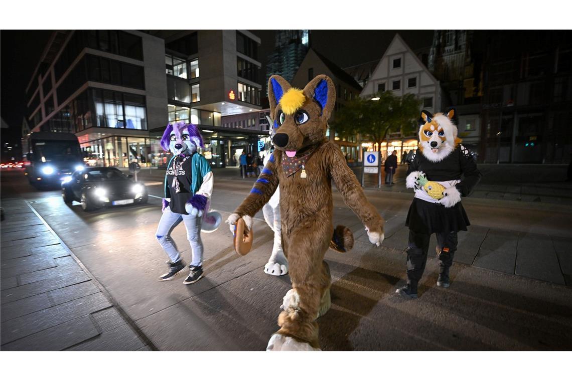 Vom Mensch zum Fabeltier: Was hinter Furry Fandom steckt Beim sogenannten Suitwalk wollen die Furrys Farbe in den grauen Alltag der Menschen bringen. (Archivbild)