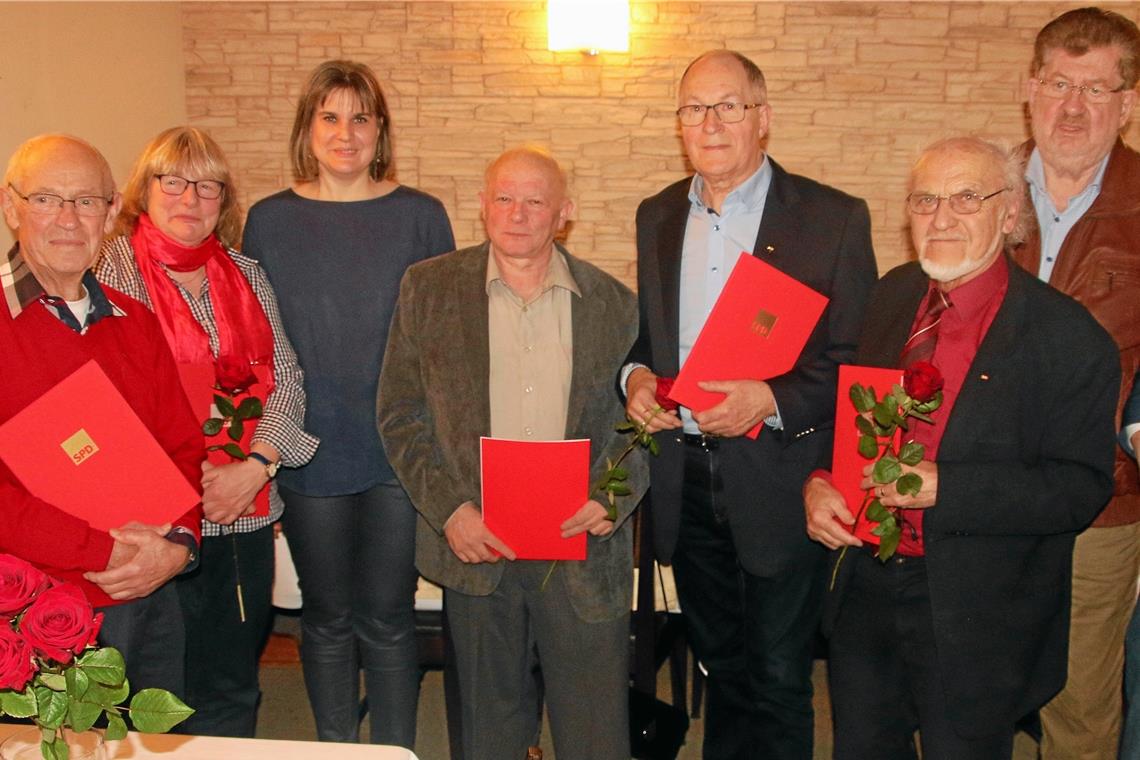 Beim SPD-Ortsverein standen eine ganze Reihe Ehrungen auf dem Programm, die Vorsitzende Ines Preuß (Dritte von links) und Landtagsabgeordneter Gernot Gruber gemeinsam vornahmen (von links): Sie zeichneten Wilhelm Wieland, Sonja Allinger-Helbig, Herrmann Kurz, Jürgen Zondler, Heinz-Georg Kowalski und Friedhart Hübler für ihr langjähriges Engagement aus. Foto: privat