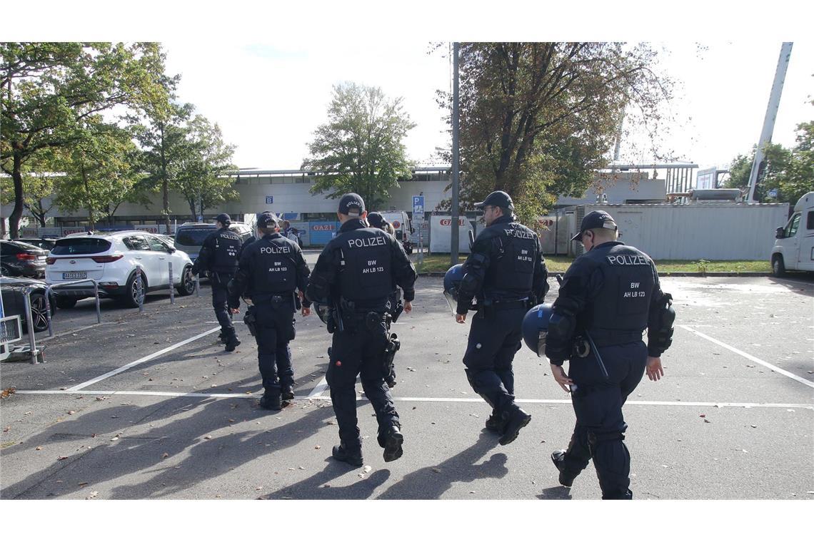 Fans werfen Flaschen und Dosen – Polizei sprüht Pfefferspray Beim Spiel der Kickers kam es zu einem Polizeieinsatz (Symbolbild).