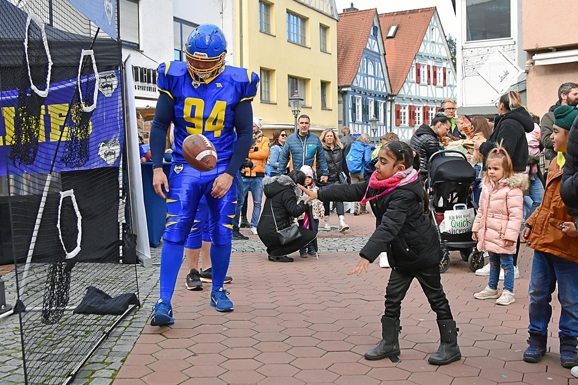 Viele Besucher beim Tulpenfrühling in Backnang Beim Stand der Backnanger Wolverines gilt es, zielsicher zu sein.
