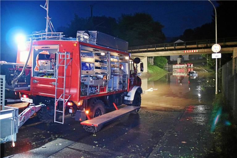 Beim Starkregen war die Feuerwehr – hier an der Unterführung in der Weststadt – vielerorts gefordert.  Foto: 7aktuell.de/Kevin Lermer