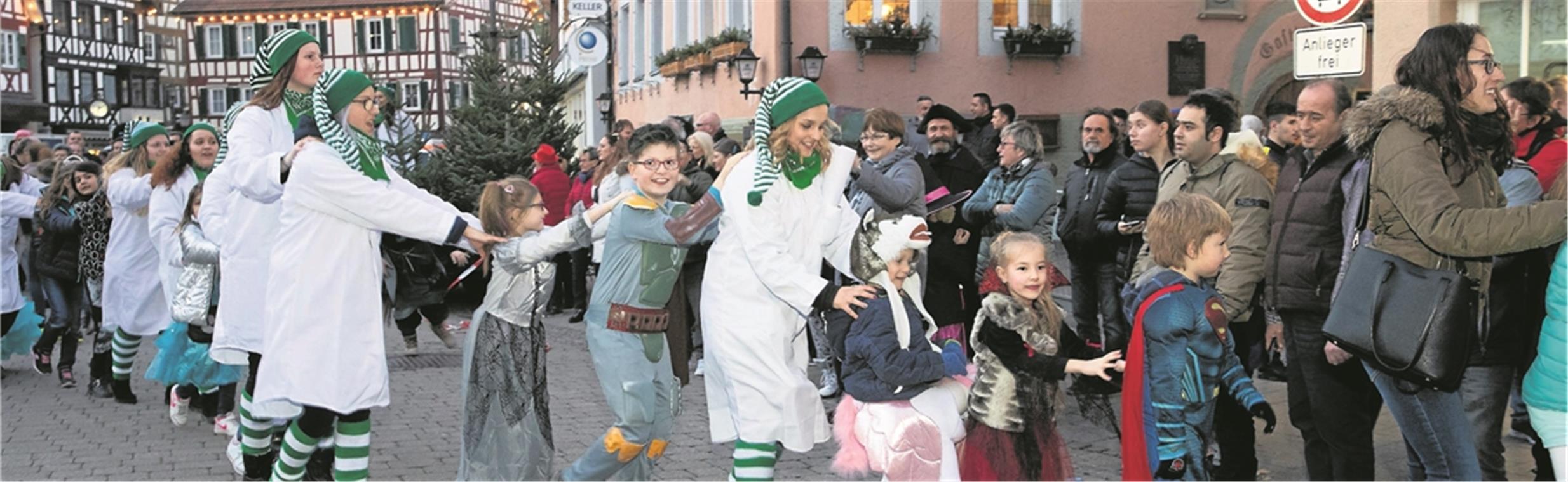 Kein Erbarmen mit dem Bagger-Groover Beim Start in die Murreder Fasnet kommen auch die jungen Narren auf ihre Kosten. Sie drehen mit den Hemdglonkern von den Henderwäldlern auf dem Marktplatz ihre Runden. Fotos: J. Fiedler