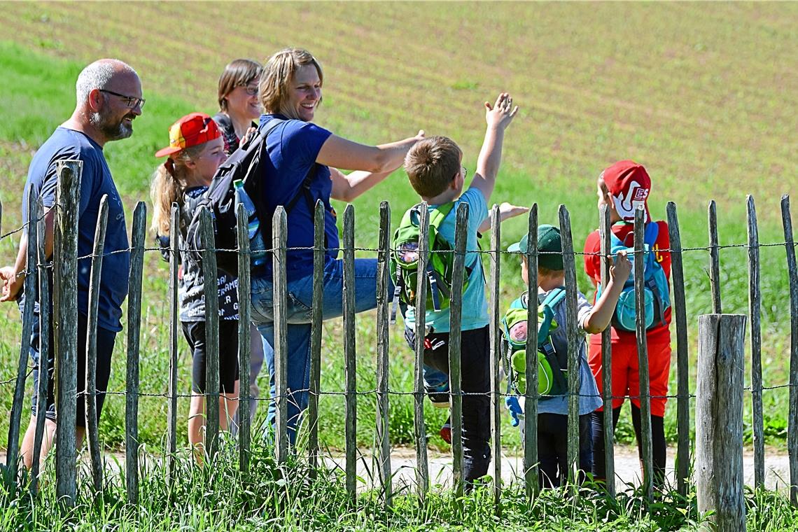 Beim Streifzug durchs Wüstenbachtal ist der Storch als Fressfeind der Wechselkröte Thema, auf den hier spielerisch verwiesen wird. Fotos: Tobias Sellmaier