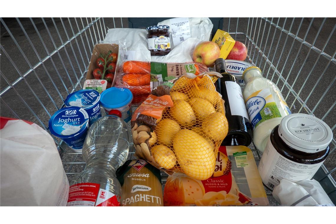 Niedrigster Stand seit Herbst: 2,0 Prozent Inflation im Juni Beim täglichen Einkauf spüren Verbraucherinnen und Verbraucher die Teuerung.