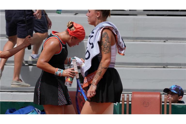 Beim Tennismatch der Russin Diana Schnaider (l) gegen die Ukrainerin Oleksandra Olijnykowa ging es um mehr als nur Sport.